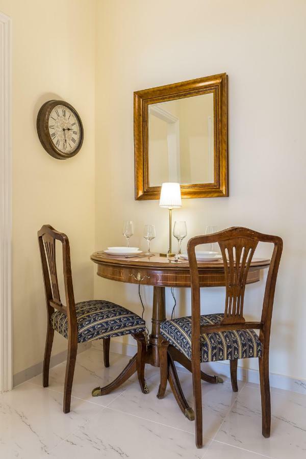 Chic Flat In Kolonaki Next To American Embassy アテネ エクステリア 写真